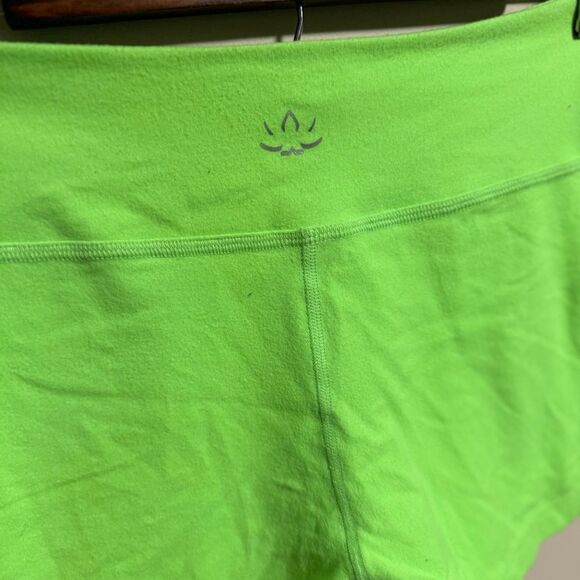 Beyond Yoga SpaceDyed Neon Green Shorts 3”- Size Small - Picture 2 of 7